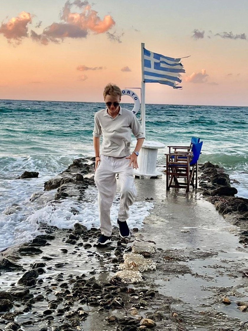 Luca Prokop am Meer bei Sonnenuntergang